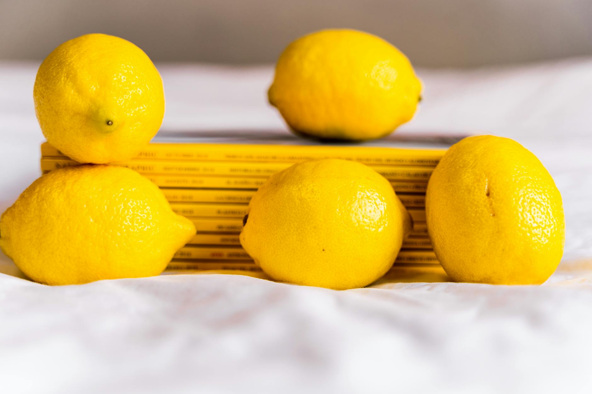 Un vibromasseur citron à succion tenu dans une main, symbole d'intimité partagée en couple